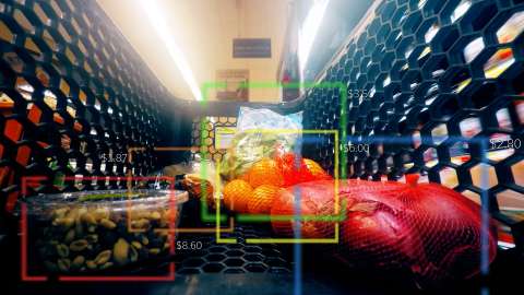 雜貨店購物車內裝有各種食品的特寫檢視圖。每個項目周圍都顯示彩色輪廓，代表電腦視覺識別窗口